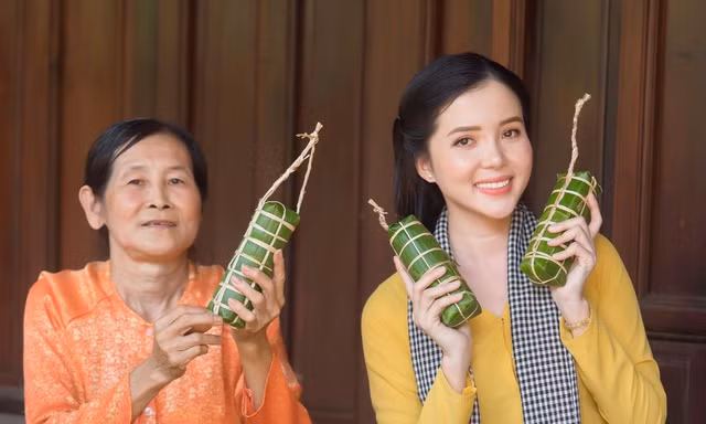 Hoa khôi Huỳnh Thúy Vi xinh đẹp với áo bà ba