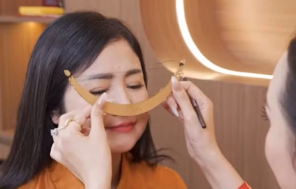 Nhiều NSND, NSƯT quảng cáo làm chân mày dán mác phong thủy