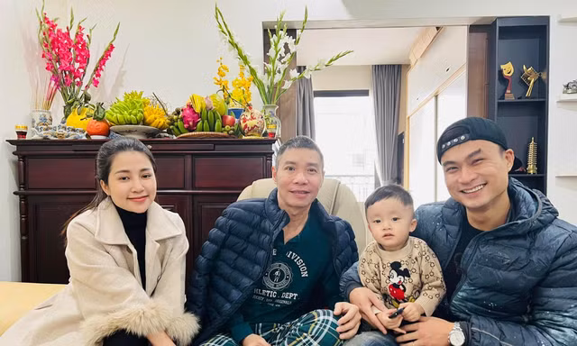 Nghệ sĩ Vân Dung, Duy Hưng tới thăm NSND Công Lý dịp năm mới