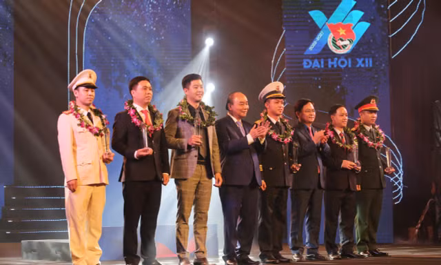 Trao giải 10 Gương mặt trẻ Việt Nam tiêu biểu 2021