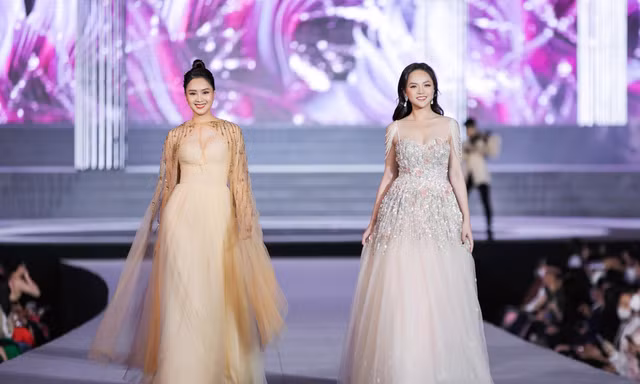 Hồng Diễm và Thu Quỳnh lần đầu ‘đọ sắc’ trên sàn runway 