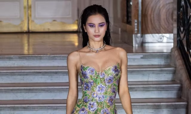 Showbiz 18/9: Hương Ly diện váy xuyên thấu