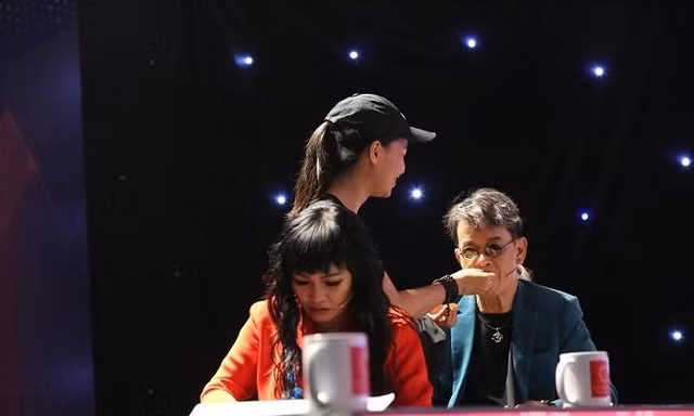 Showbiz 15/5: Khoảnh khắc ngọt ngào trong hậu trường của nhạc sĩ Đức Huy và bà xã kém 44 tuổi 