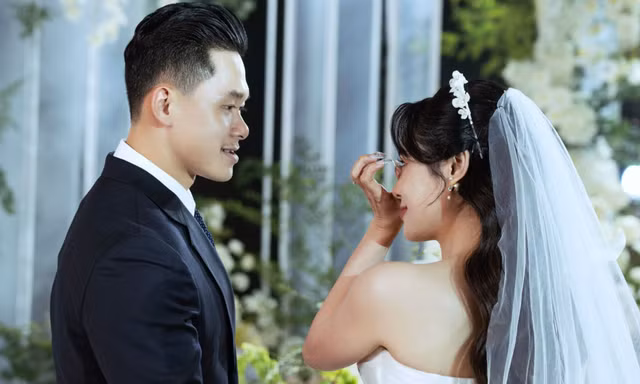 Showbiz 22/11: Bó hoa cưới đặc biệt của Thái Trinh
