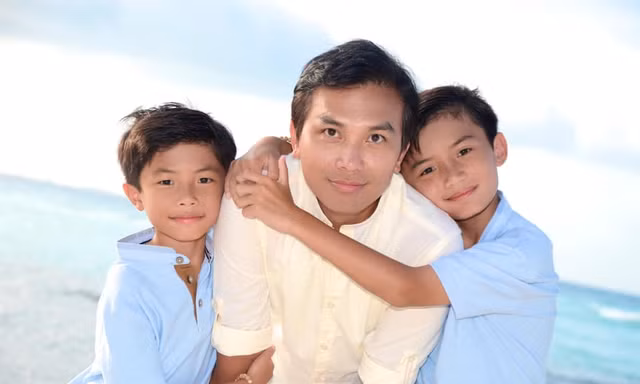 Mạnh Quỳnh và hai con trai. 