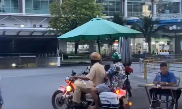 CLIP: CSGT dùng xe đặc chủng, mở còi hụ chở hai cha con đi cấp cứu