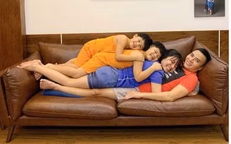 MC Hoàng Linh, Đan Lê tung ảnh gia đình nằm chồng lên nhau gây ‘bão’ mạng