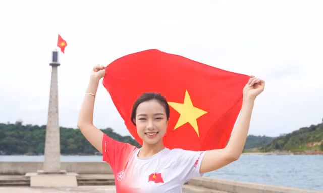 Tiền Phong Marathon 2025 và nghi thức thượng cờ đầy cảm xúc trên đảo tiền tiêu của Tổ quốc