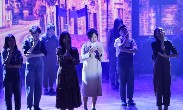 Lạc giữa hai thế giới thực và ảo với vở nhạc kịch English Performance 