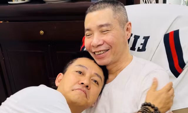 Showbiz 28/9: Tuấn Hưng tới thăm NSND Công Lý