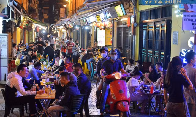 Hàng quán Hà Nội nhộn nhịp trong ngày đầu được mở cửa sau 21 giờ đêm