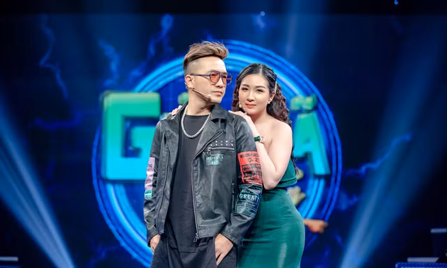 Ca sĩ Dương Ngọc Thái và vợ Triệu Ái Vy. 