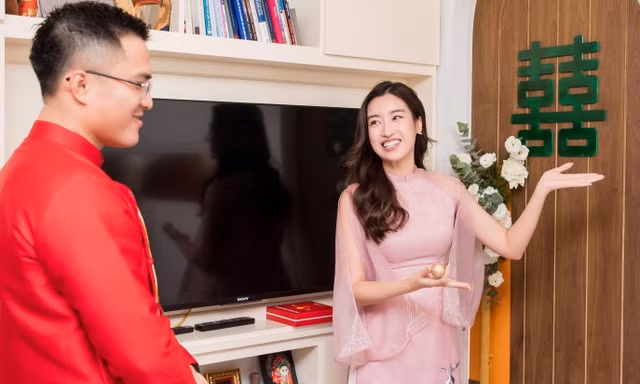 Hoa hậu Ngọc Hân ngồi xe mui trần cổ trong lễ rước dâu
