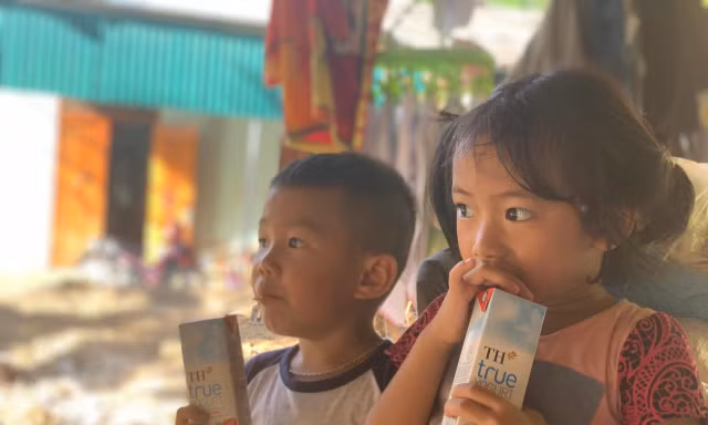 Trao tặng hàng chục ngôi nhà và hàng chục nghìn ly sữa tươi sạch ấm áp tới người dân vùng lũ 
