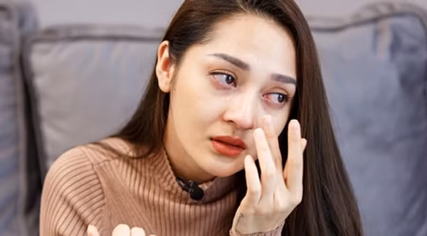 Showbiz 6/5: Bảo Anh sinh con lúc khủng hoảng