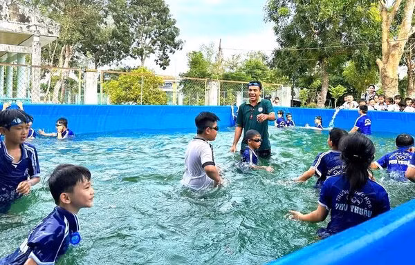 Quỹ phát triển tài năng Việt trao tặng hồ bơi thứ hai cho trẻ em nghèo 
