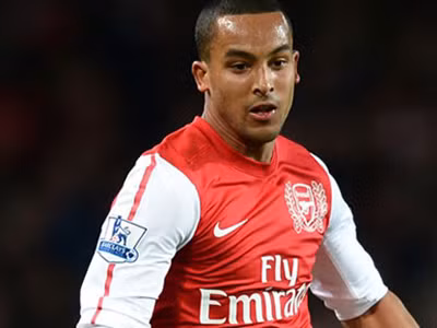 Theo Walcott chạy nhanh gần bằng Usain Bolt