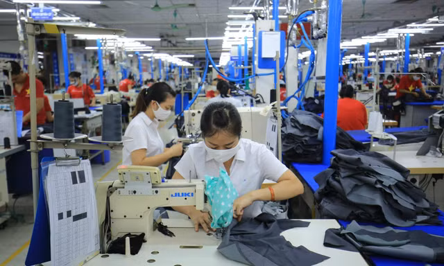 Doanh nghiệp mong tiếp cận được vốn vay để thúc đẩy sản xuất. Trong ảnh, xưởng sản xuất của DN dệt may. Ảnh: Như Ý