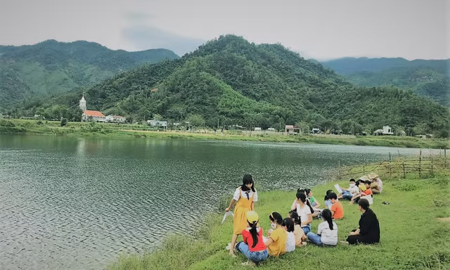 Các bạn nhỏ được hòa mình vào thiên nhiên trong những tiết học đặc biệt. Ảnh: Lan Anh 