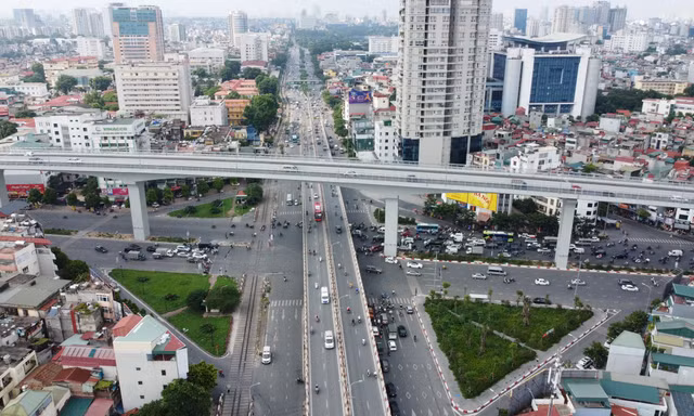 Nhờ thông xe đường Vành đai 2 trên cao và tổ chức lại giao thông nên nút giao Đại La - Giải Phóng vừa là 1/7 điểm được giải quyết ùn tắc. Ảnh: Như Ý