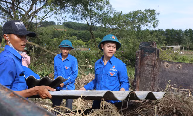 Lực lượng thanh niên xung kích hỗ trợ giải phóng hành lang