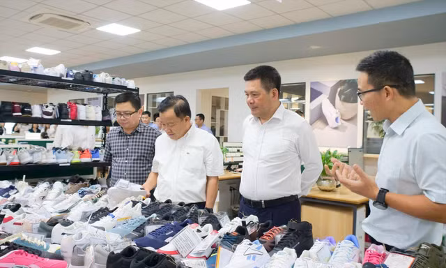 Bộ trưởng Công Thương thăm, làm việc tại một doanh nghiệp may. Ảnh: Nguyễn Bằng
