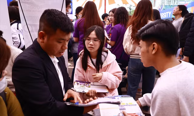 Thí sinh tìm hiểu thông tin tuyển sinh năm 2025. Ảnh: NHƯ Ý