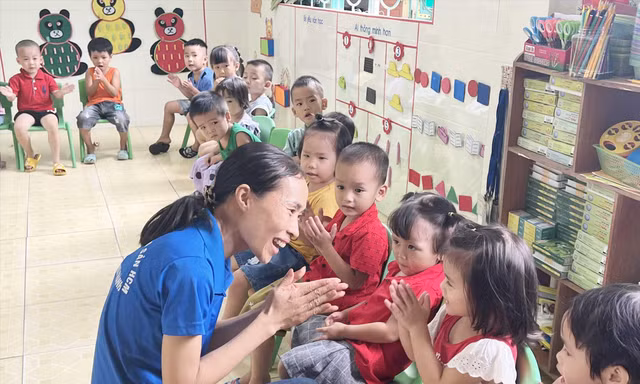 Nhiều giáo viên hợp đồng dạy ở bậc mầm non tại Nghệ An bị chậm lương, đời sống đang gặp nhiều khó khăn, thế nhưng họ vẫn nhiệt tình dạy và yêu trẻ