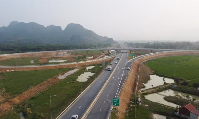 Nhờ hoàn thiện sớm 2 nút giao, cao tốc Bắc Nam qua Thanh Hóa có kết nối hiệu quả với hạ tầng địa phương. Ảnh: T.Đảng