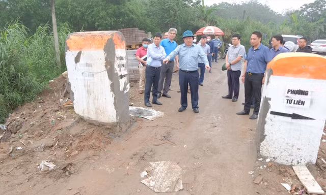Xây cọc bê tông chống đổ trộm phế thải tại quận Tây Hồ