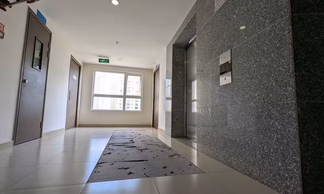 Một chung cư ở TPHCM bị bong gạch lát nền sau rung chấn trưa ngày 28/3