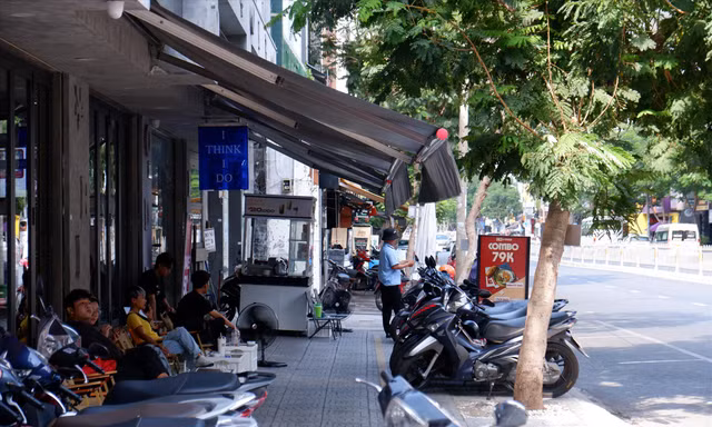 Vỉa hè đường Cống Quỳnh, quận 1 được kẻ vạch để người dân đỗ xe máy tự quản. Ảnh: Nguyễn Hữu Huy