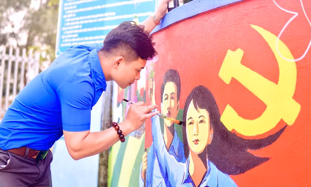 Lê Văn Đông - Bí thư Chi đoàn xóm 1, xã Nghĩa Thuận, thị xã Thái Hòa (Nghệ An) vẽ tranh bích họa tại trường mầm non của xã