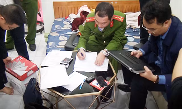 Cơ quan điều tra khám xét, làm việc với đối tượng liên quan trong vụ án 1.300GB dữ liệu. Ảnh: Công an cung cấp