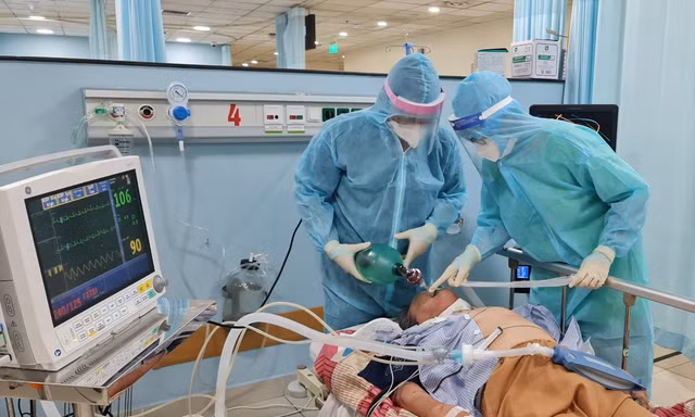 Bác sĩ nỗ lực cứu chữa bệnh nhân COVID-19