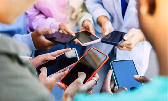 Với chiếc smartphone trên tay, bạn trẻ rơi vào sống “ảo” nhiều hơn