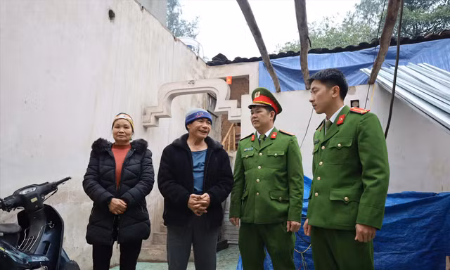 Công an thị trấn Na Dương và vợ chồng ông Ðược bàn triển khai sửa chữa nhà