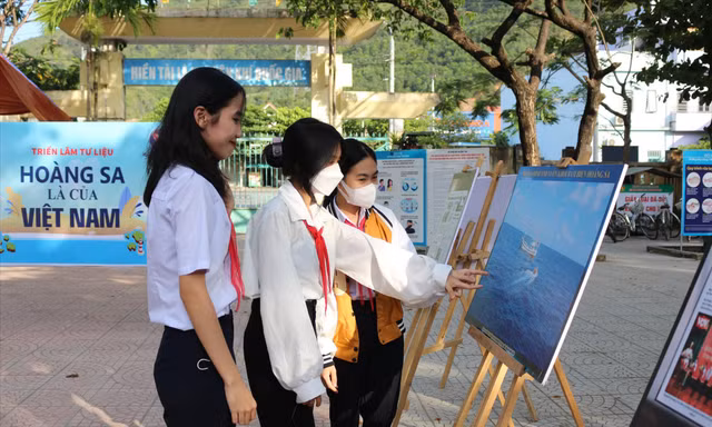 Câu chuyện về lịch sử và chủ quyền quần đảo Hoàng Sa, Trường Sa và biển đảo Việt Nam thu hút các em học sinh trường THCS Trần Quang Khải (huyện Hòa Vang, Đà Nẵng)