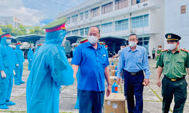 Chủ tịch UBND tỉnh An Giang Nguyễn Thanh Bình (thứ 3 từ phải sang) thăm, động viên lực lượng tuyến đầu phòng chống dịch