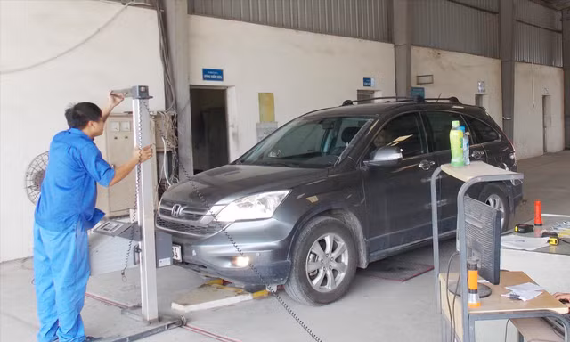 Ðăng kiểm xe tại một trung tâm đăng kiểm ở Hà Nội. Ảnh minh họa