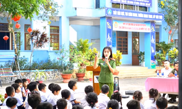 Đại úy Phan Thị Hồng Ngọc (Phòng Cảnh sát ma túy Công an tỉnh Bình Dương) tuyên truyền phòng chống ma túy trong học đường