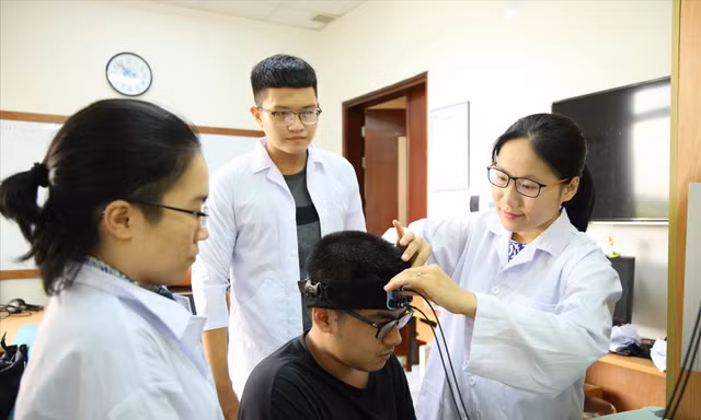 TS. Hà Thị Thanh Hương (ngoài cùng, bên phải), giảng viên ĐH Quốc tế làm thí nghiệm đo điện não cùng với nhóm nghiên cứu