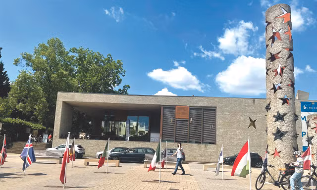 Cờ của các nước trong Khối Schengen trước cửa Bảo tàng châu Âu ở Schengen