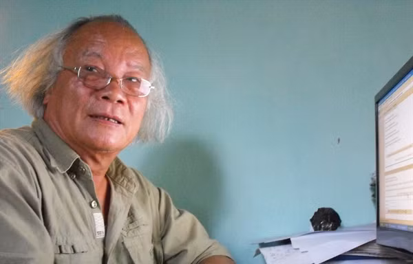 Nhà thơ Hoàng Cát đang sáng tác. Ảnh: Nguyễn Đình Toán