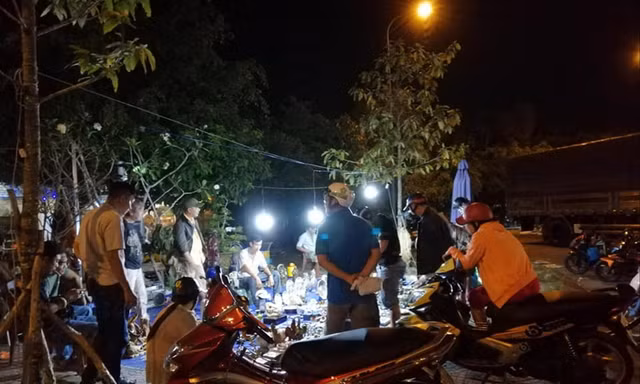 Chợ đồ cổ, giả cổ tấp nập trong đêm
