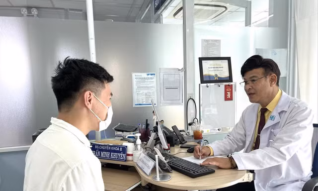 BS CKII Trần Minh Khuyên tư vấn tâm lý cho một em học sinh