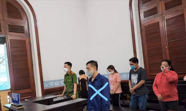 Cựu công an Phạm Quang Tiến ( dấu X) tại phiên tòa. Ảnh: PV
