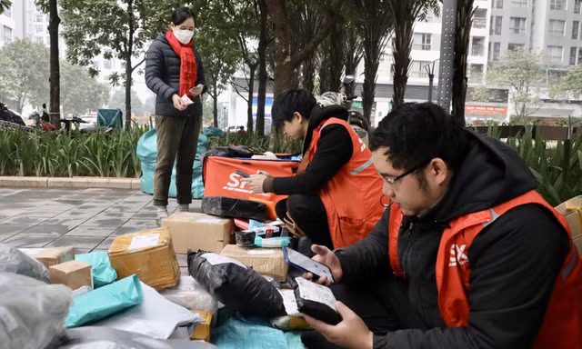Áp Tết shipper mỗi ngày tại Hà Nội giao hàng trăm đơn hàng cho khách. Ảnh: Thành Đạt
