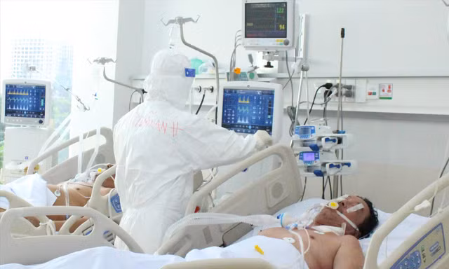 Bệnh nhân điều trị tại Bệnh viện Hồi sức COVID-19. Ảnh: Vân Sơn 