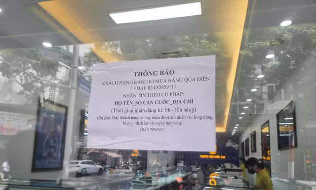 Cửa hàng vàng của Cty SJC dán thông báo hình thức bán vàng trực tuyến thay vì người dân xếp hàng mua vàng như trước. Ảnh: Ngọc Mai